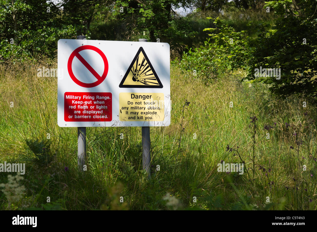 Coquetdale, Northumberland, Inghilterra - segno di avvertimento militare del poligono di tiro e il rischio Foto Stock