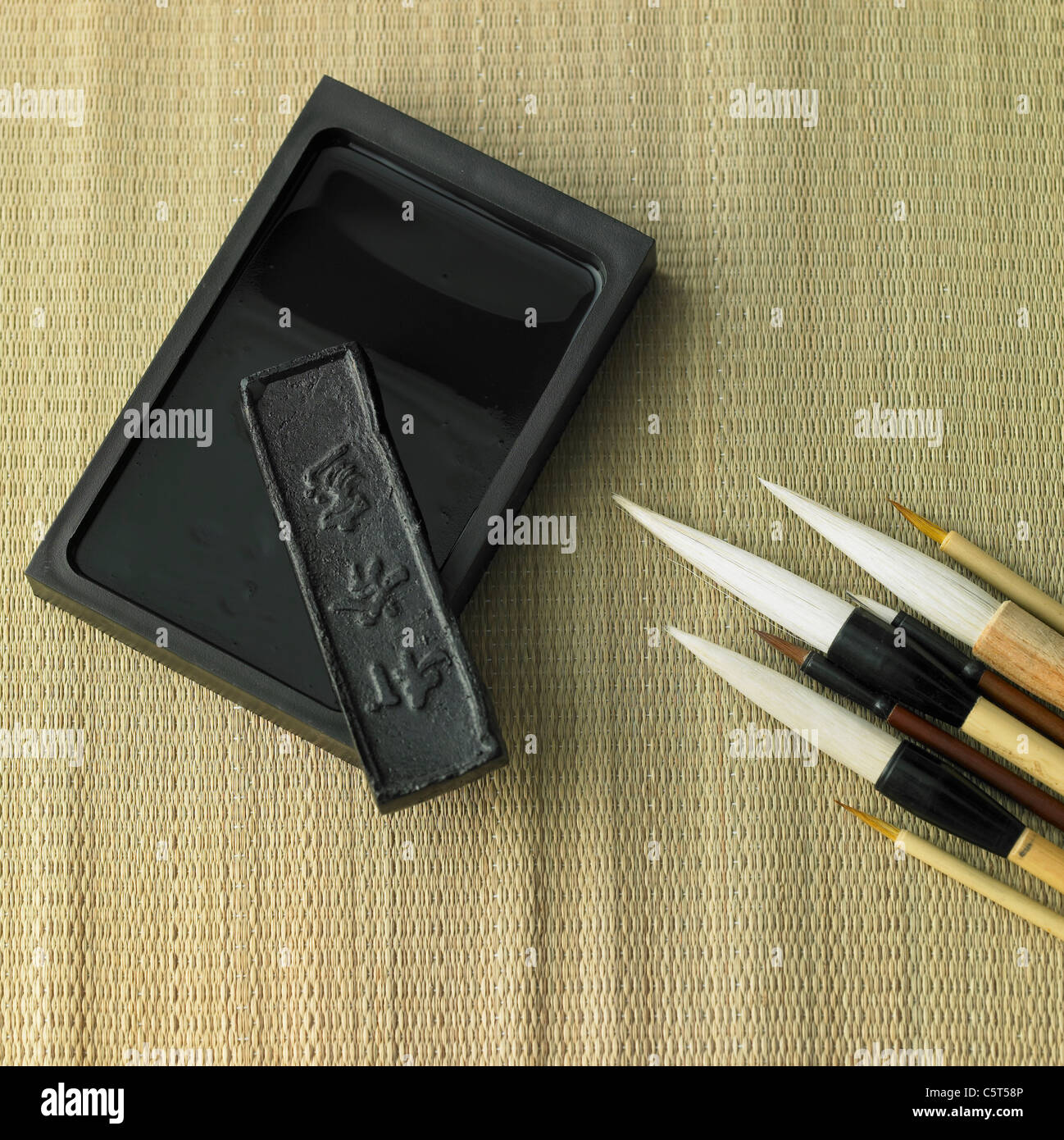 Coreano Tradizionale spazzole, stick di inchiostro e pietra di inchiostro  Foto stock - Alamy