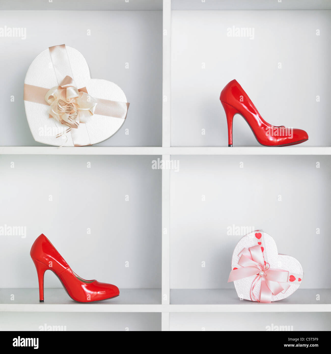 Scarpe e confezioni regalo sul display Foto Stock
