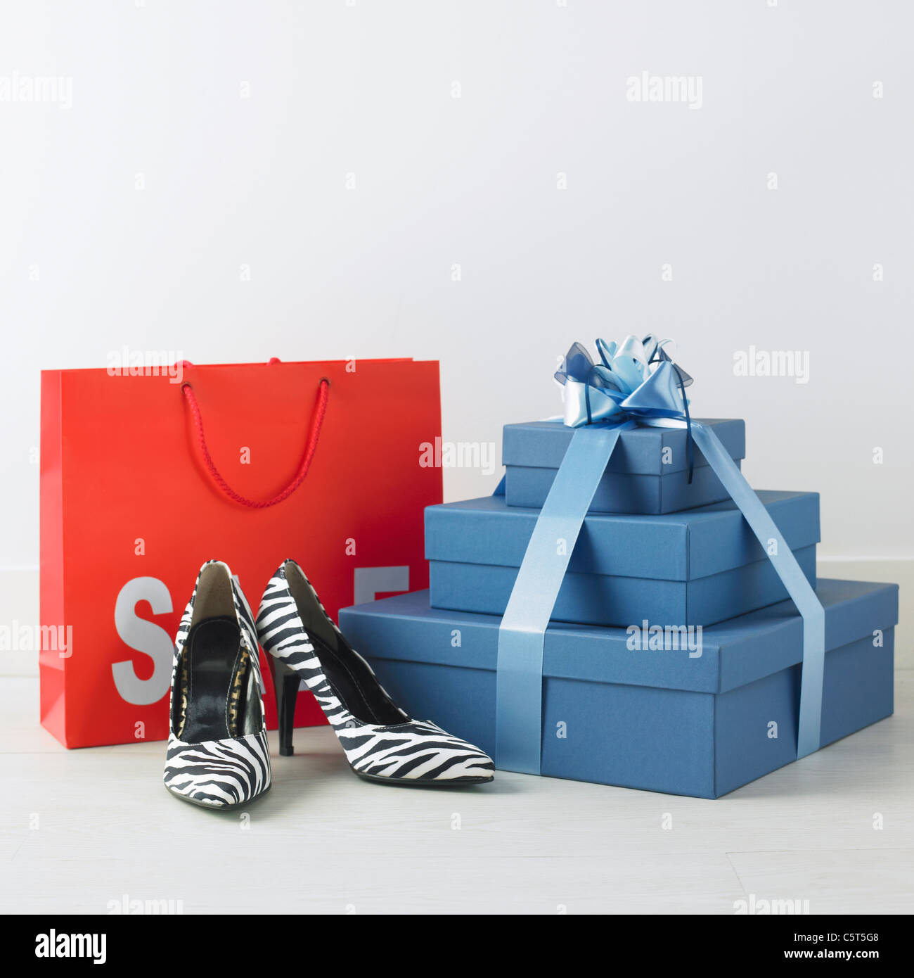 Scarpe, caselle e shopping bag Foto Stock