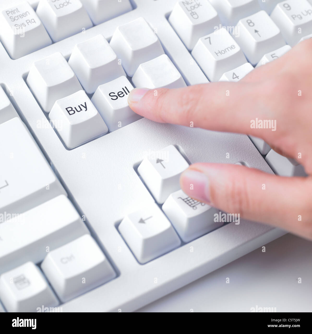 Una persona premendo un tasto in una tastiera Foto Stock