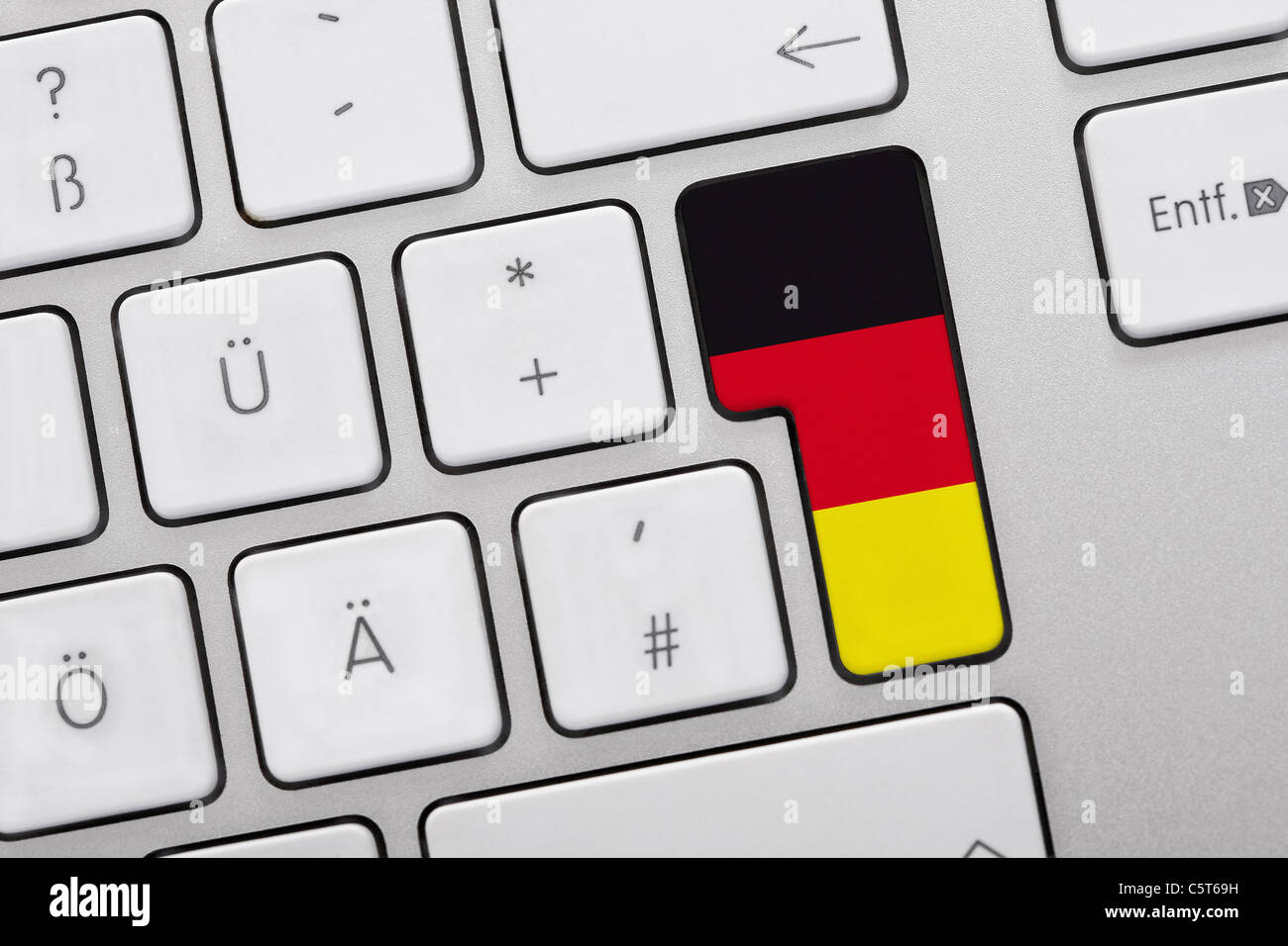 Close up della chiave del computer con bandiera tedesca Foto Stock