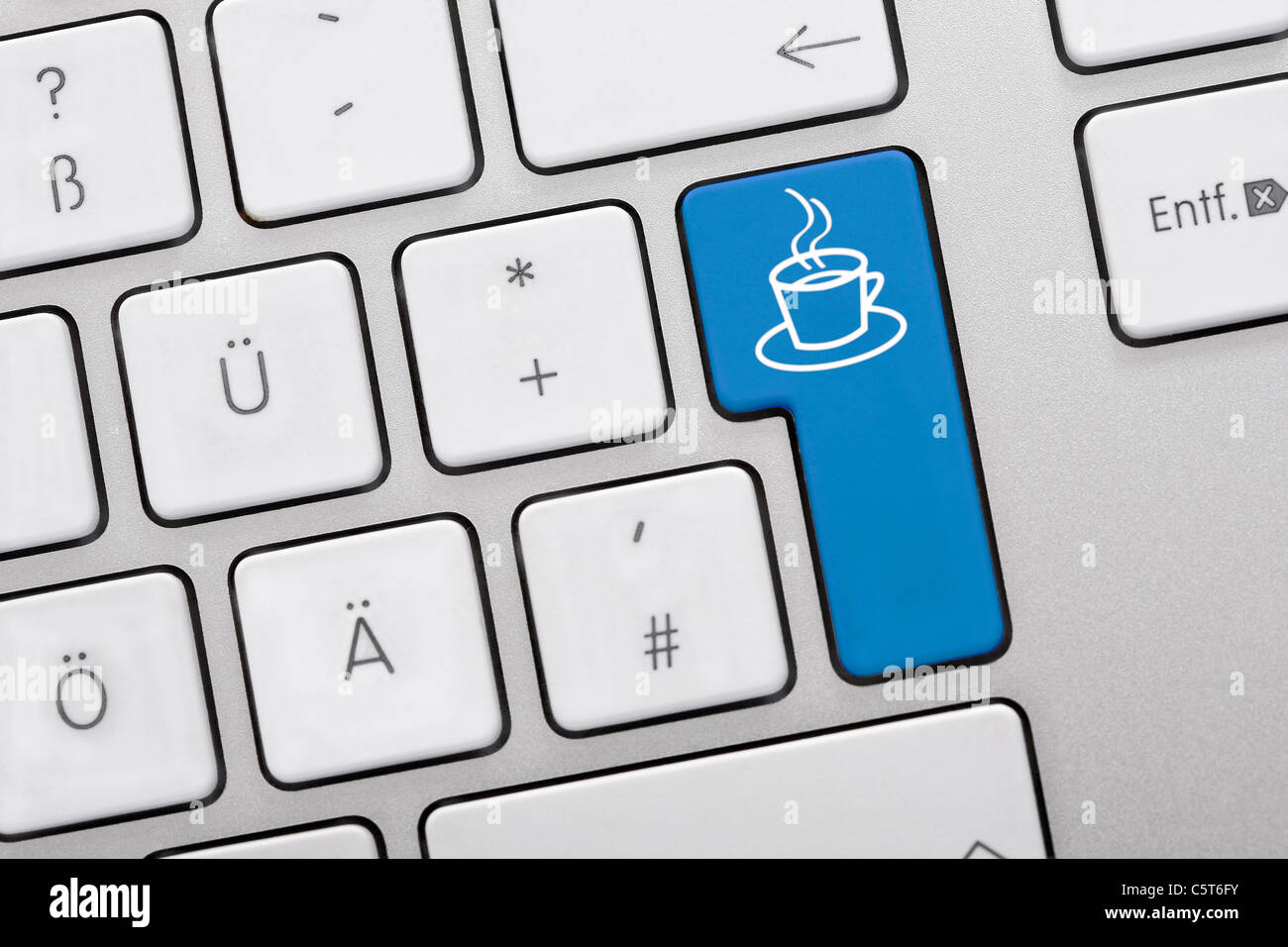 Illustrazione della tastiera avente tasto blu con tazza di caffè, close up Foto Stock