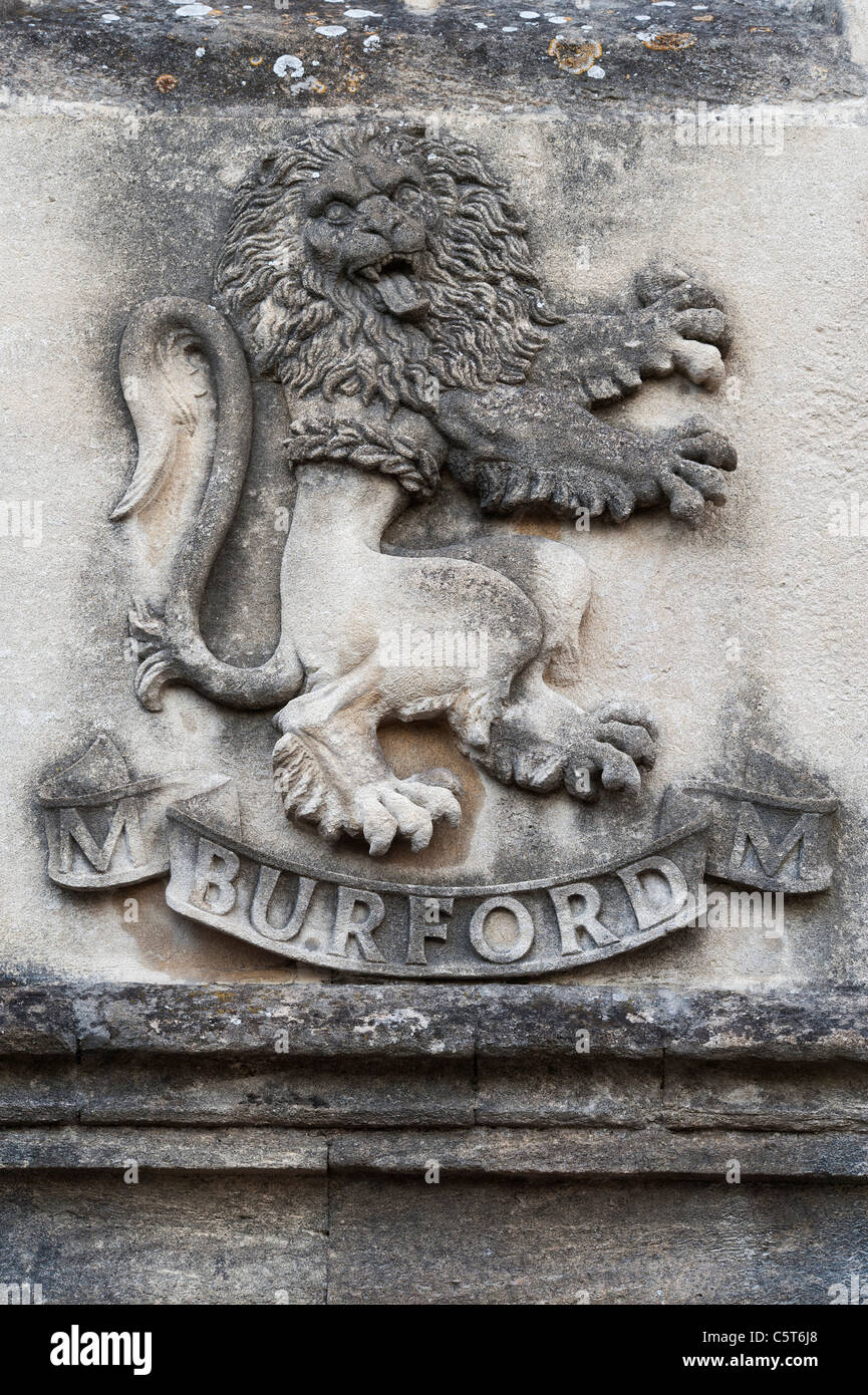 Pietra scolpita Lion su burford high street. Burford, Cotswolds, Oxfordshire, Inghilterra Foto Stock