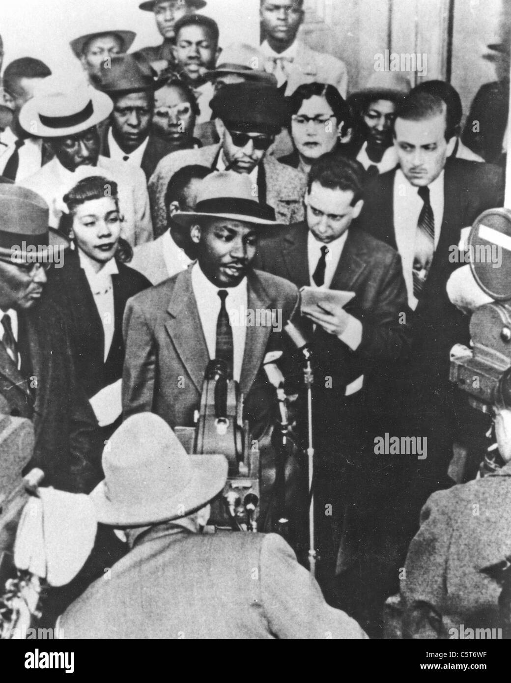 REV Martin Luther King (1929-1968) parlando del suo arresto per la conduzione di Montgomery, Alabama, bus boicottaggio nel 1955/1956 Foto Stock