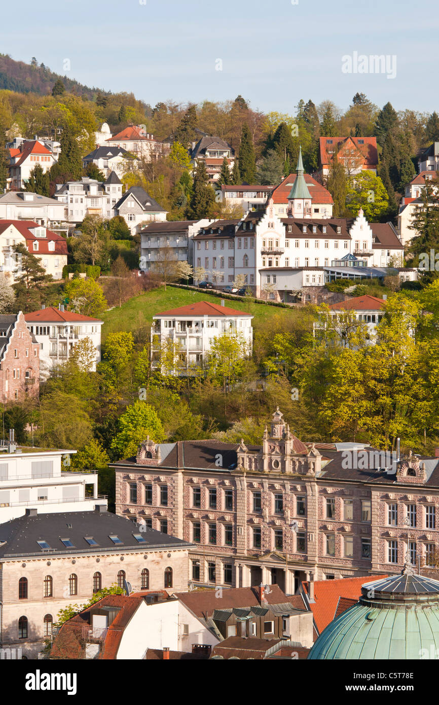 Germania, Baden-Württemberg, Baden-Baden, Foresta Nera, vista di palazzi e case a cityscape Foto Stock