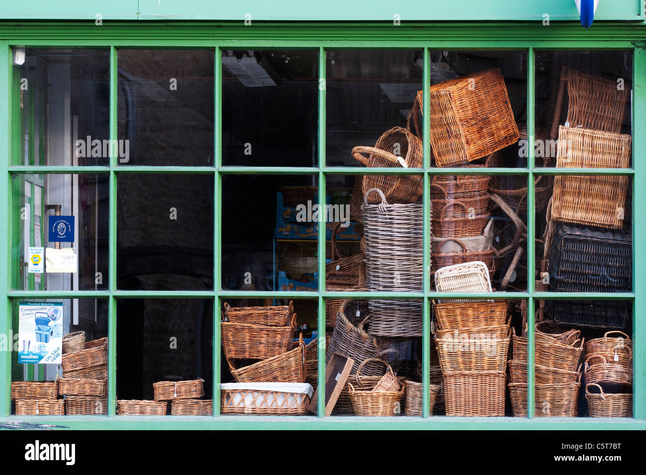 Cestini di vimini in una vetrina, burford, Cotswolds, Inghilterra Foto Stock