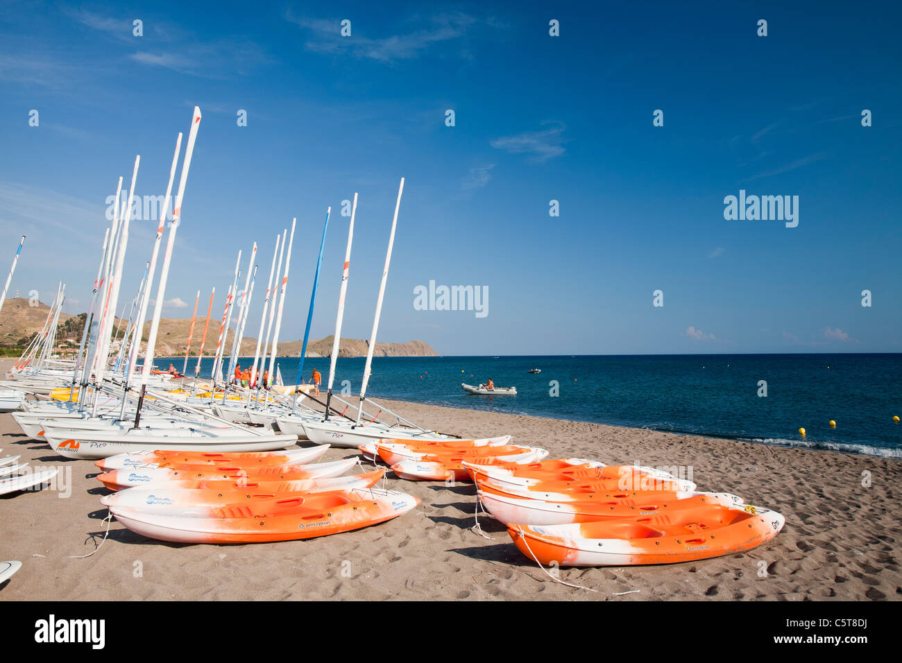 Barche a vela e kayak sulla spiaggia in un'attività centro di vacanza skala Eresou, Lesbo, Grecia. Foto Stock