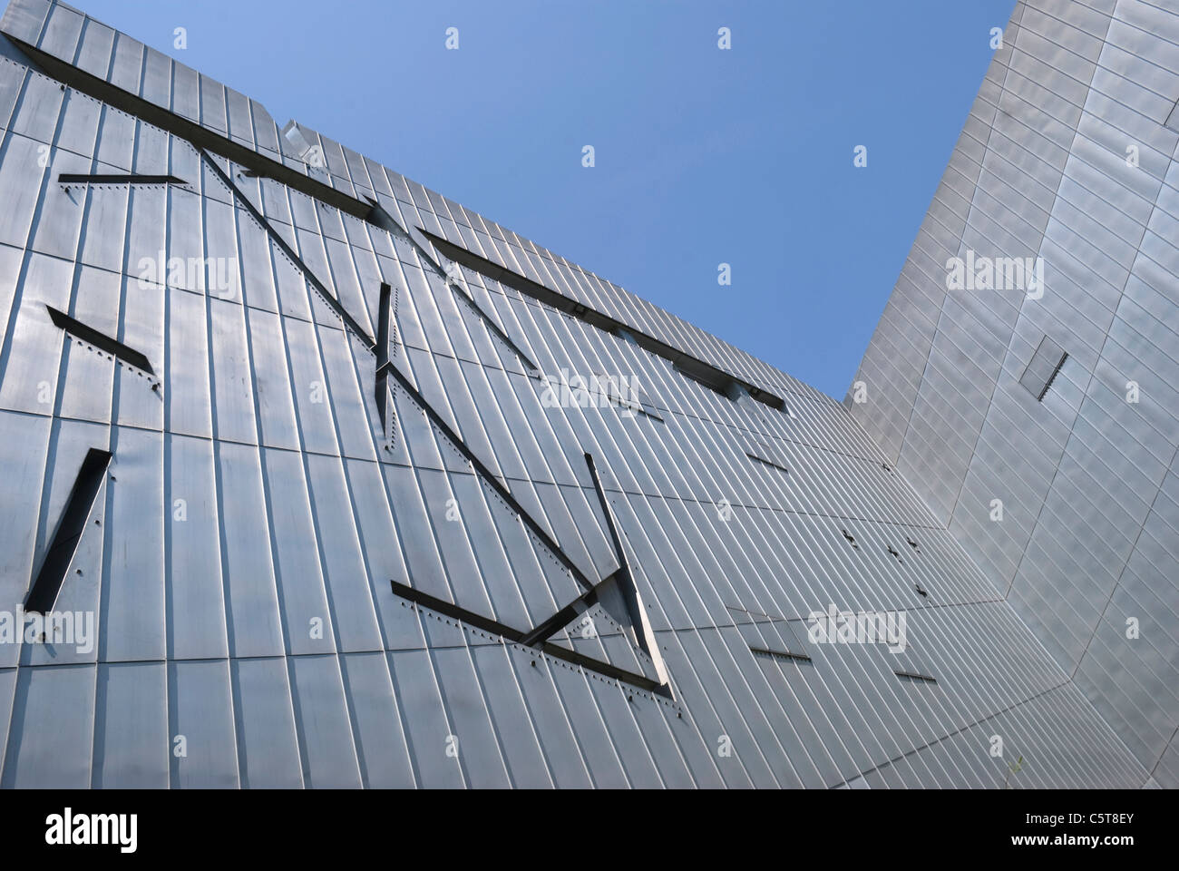 Germania, Berlino, Museo Ebraico, facciata di vetro a basso angolo di visione Foto Stock
