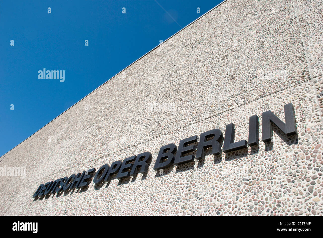 Germania, Berlino, Opera House, a basso angolo di visione Foto Stock