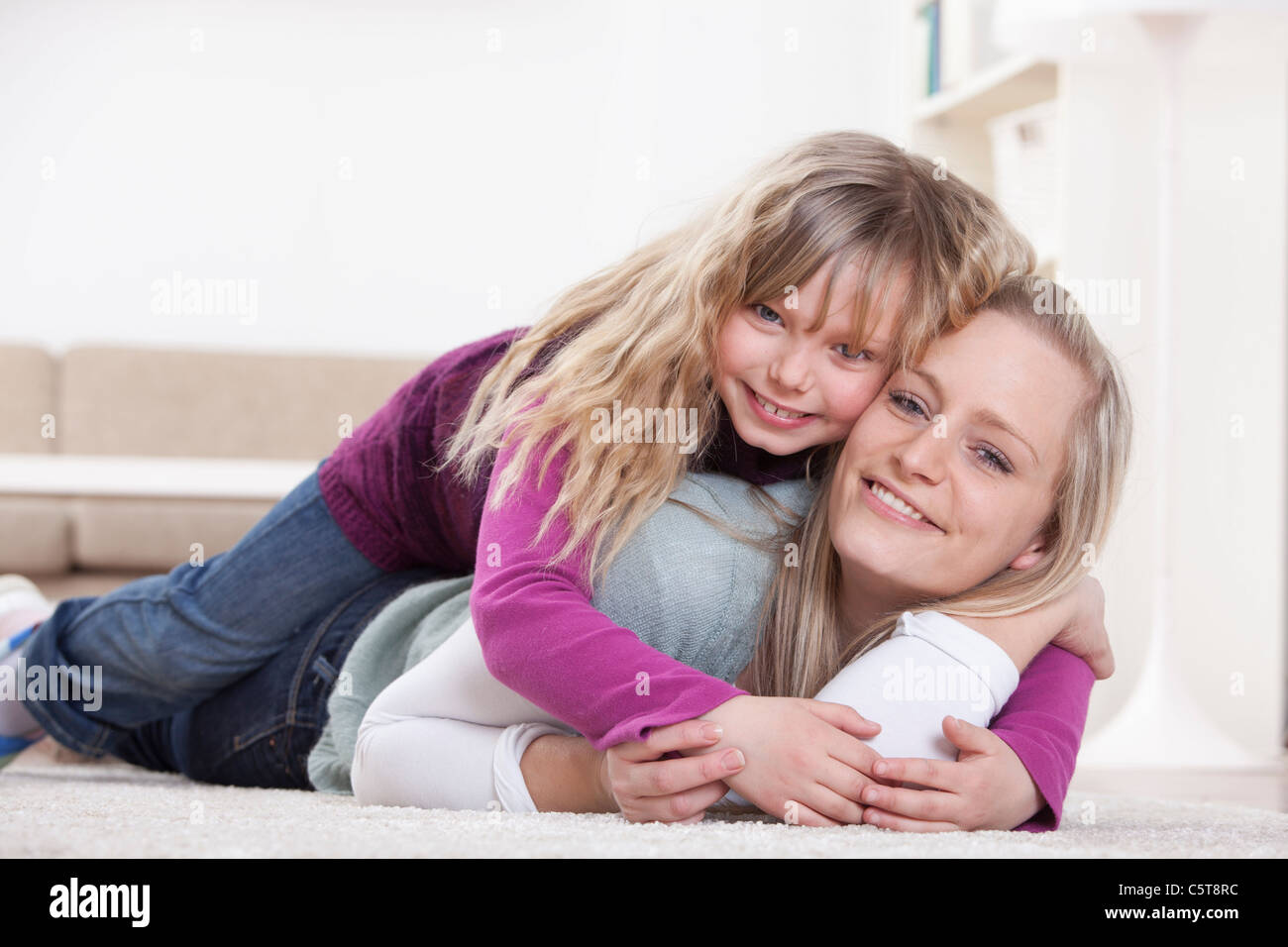 In Germania, in Baviera, Monaco di Baviera, madre e figlia giacente a casa Foto Stock
