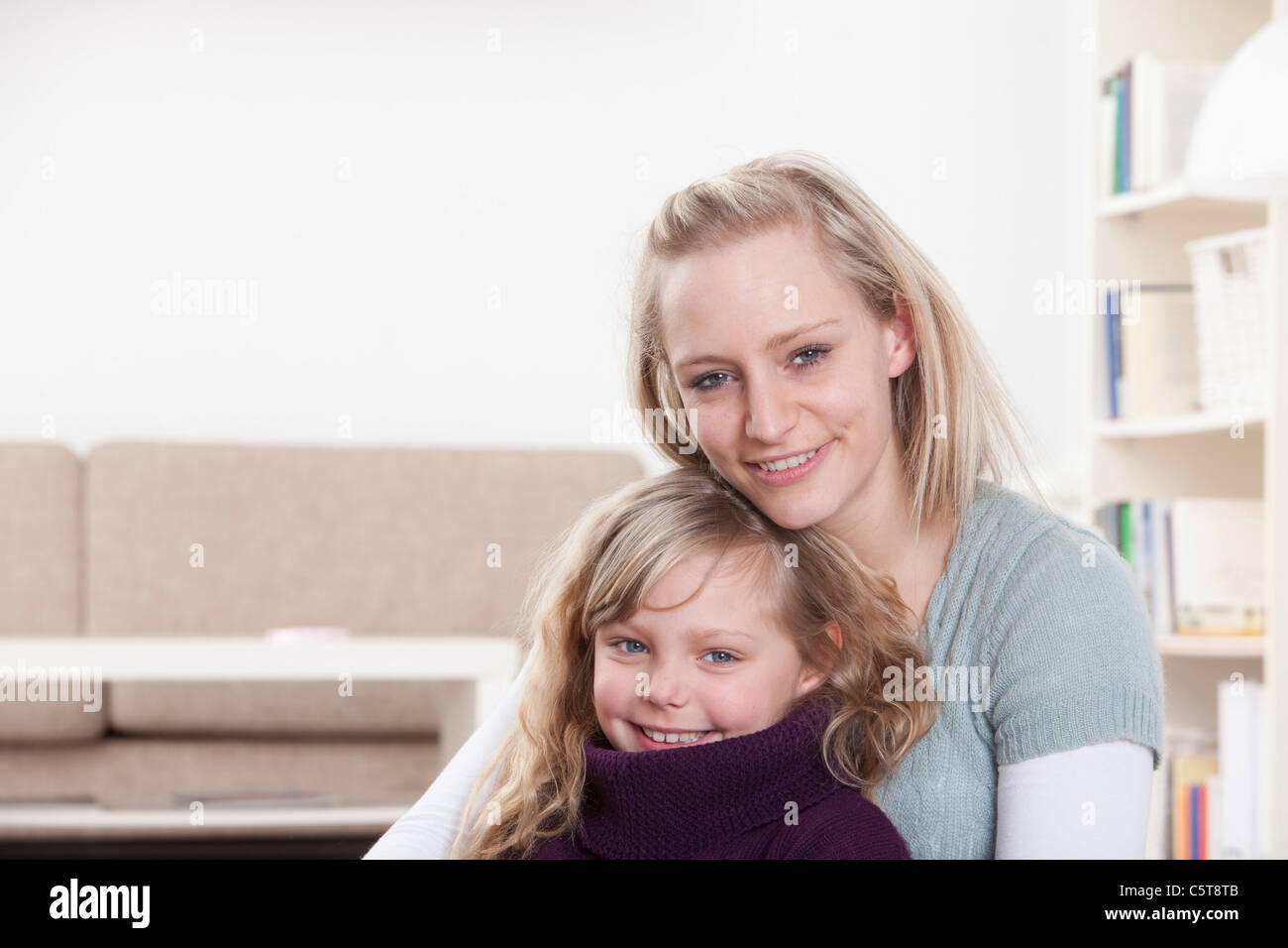 In Germania, in Baviera, Monaco di Baviera, madre e figlia seduti a casa Foto Stock