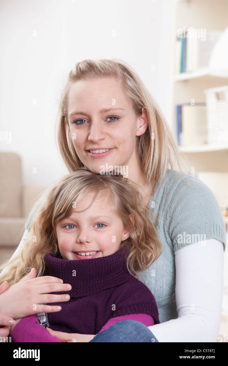 In Germania, in Baviera, Monaco di Baviera, madre e figlia seduti a casa Foto Stock