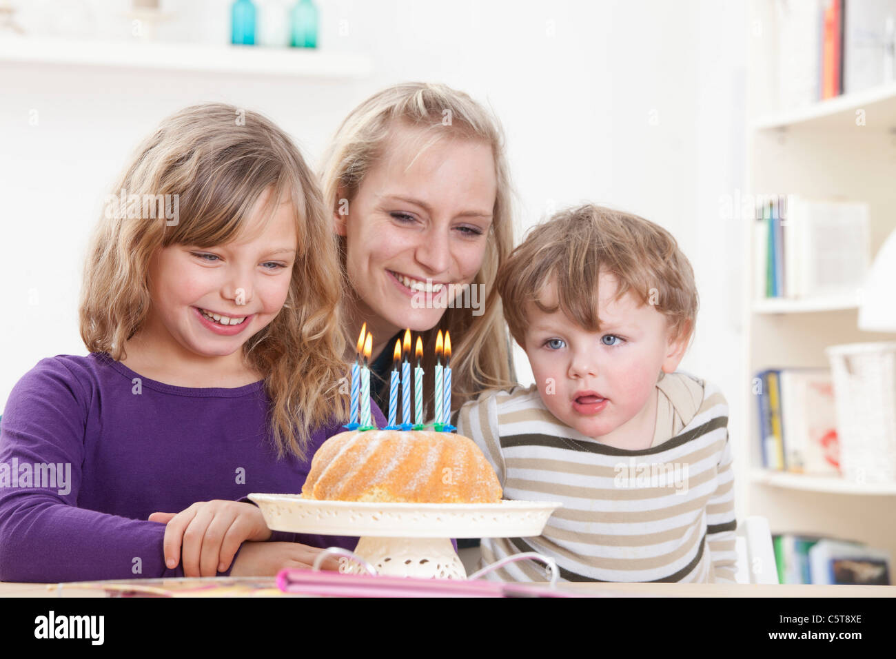 In Germania, in Baviera, Monaco di Baviera, figlia della madre e figlio con torta di compleanno Foto Stock