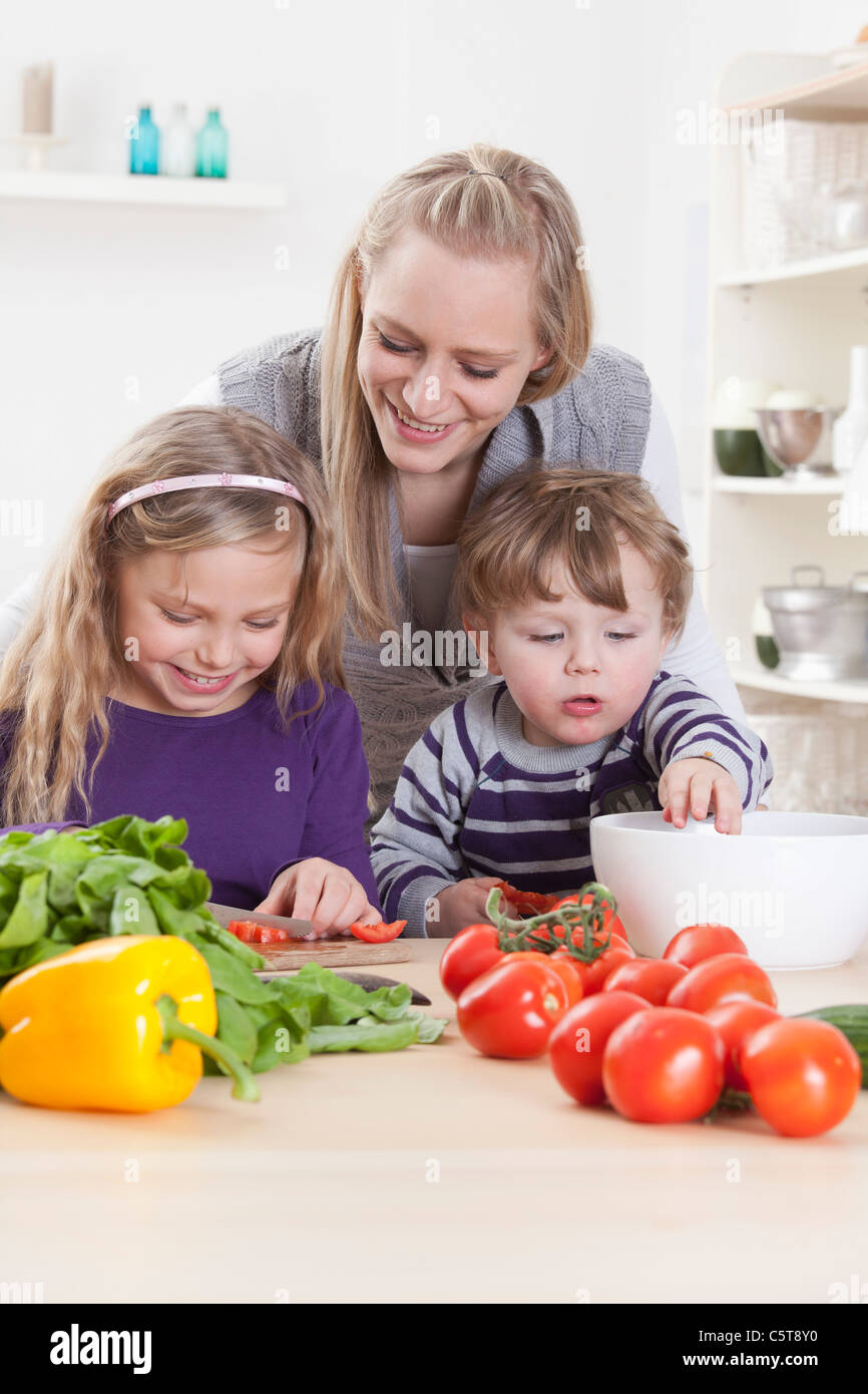 In Germania, in Baviera, Monaco di Baviera, figlia della madre e figlio la preparazione di insalata Foto Stock