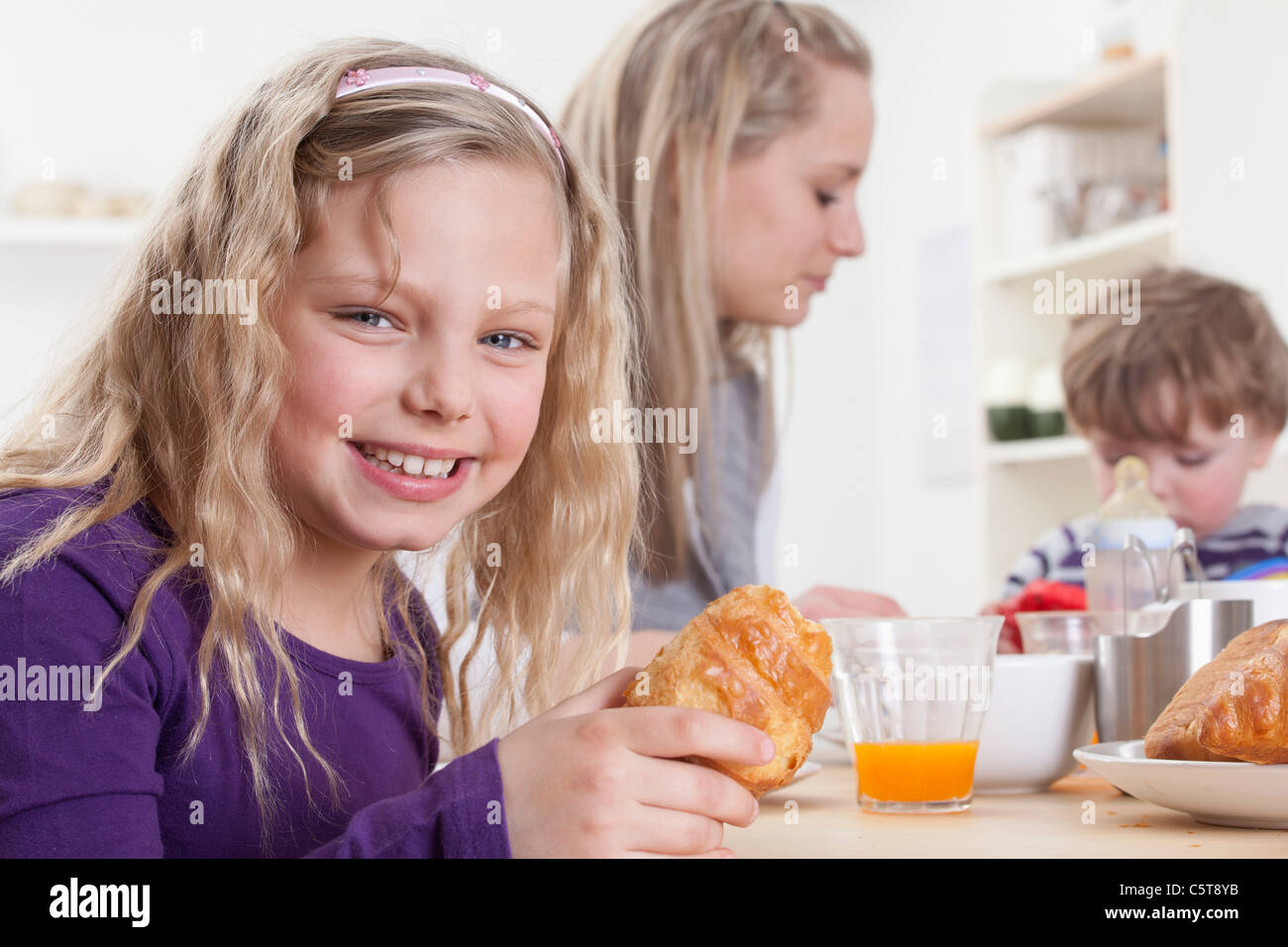 In Germania, in Baviera, Monaco di Baviera, figlia della madre e figlio avente la prima colazione Foto Stock