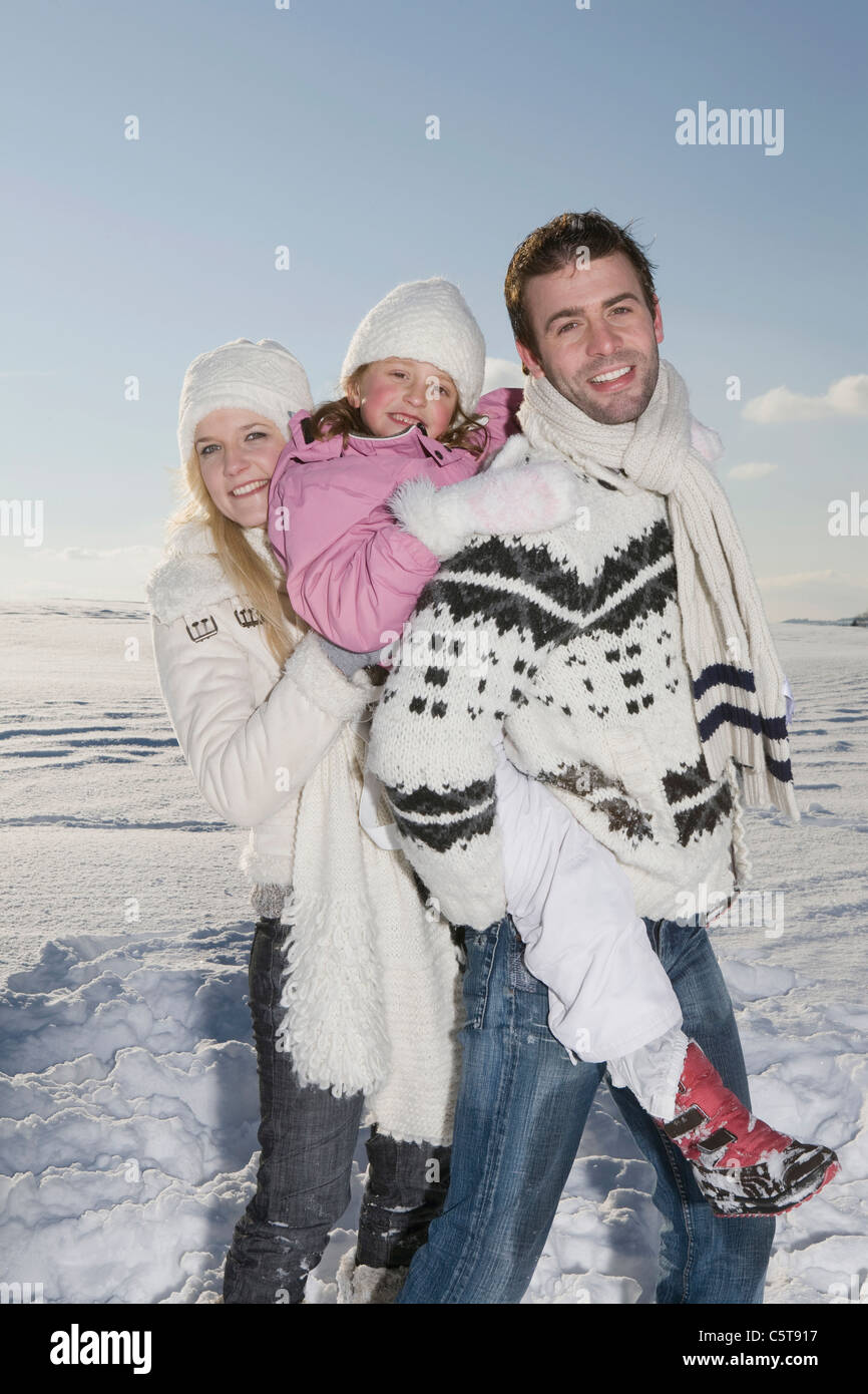 In Germania, in Baviera, Monaco di Baviera, Famiglia nel paesaggio innevato, sorridente, ritratto Foto Stock