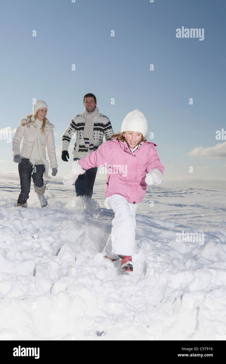 In Germania, in Baviera, Monaco di Baviera, famiglia di corsa attraverso il paesaggio innevato Foto Stock