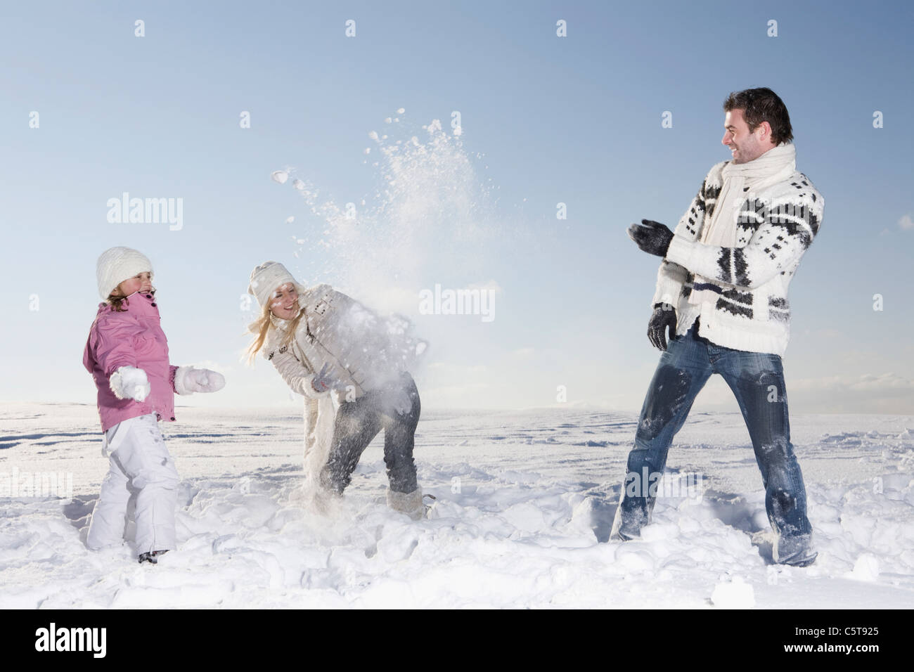 In Germania, in Baviera, Monaco di Baviera, Famiglia avente lotta con le palle di neve Foto Stock