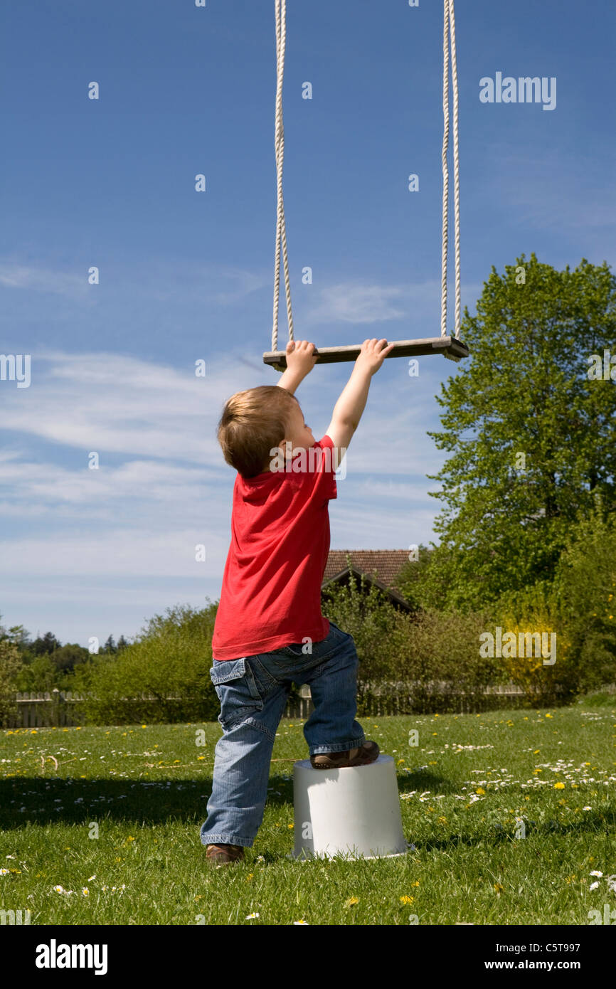 In Germania, in Baviera, ragazzo (2-3) swing di arrampicata Foto Stock