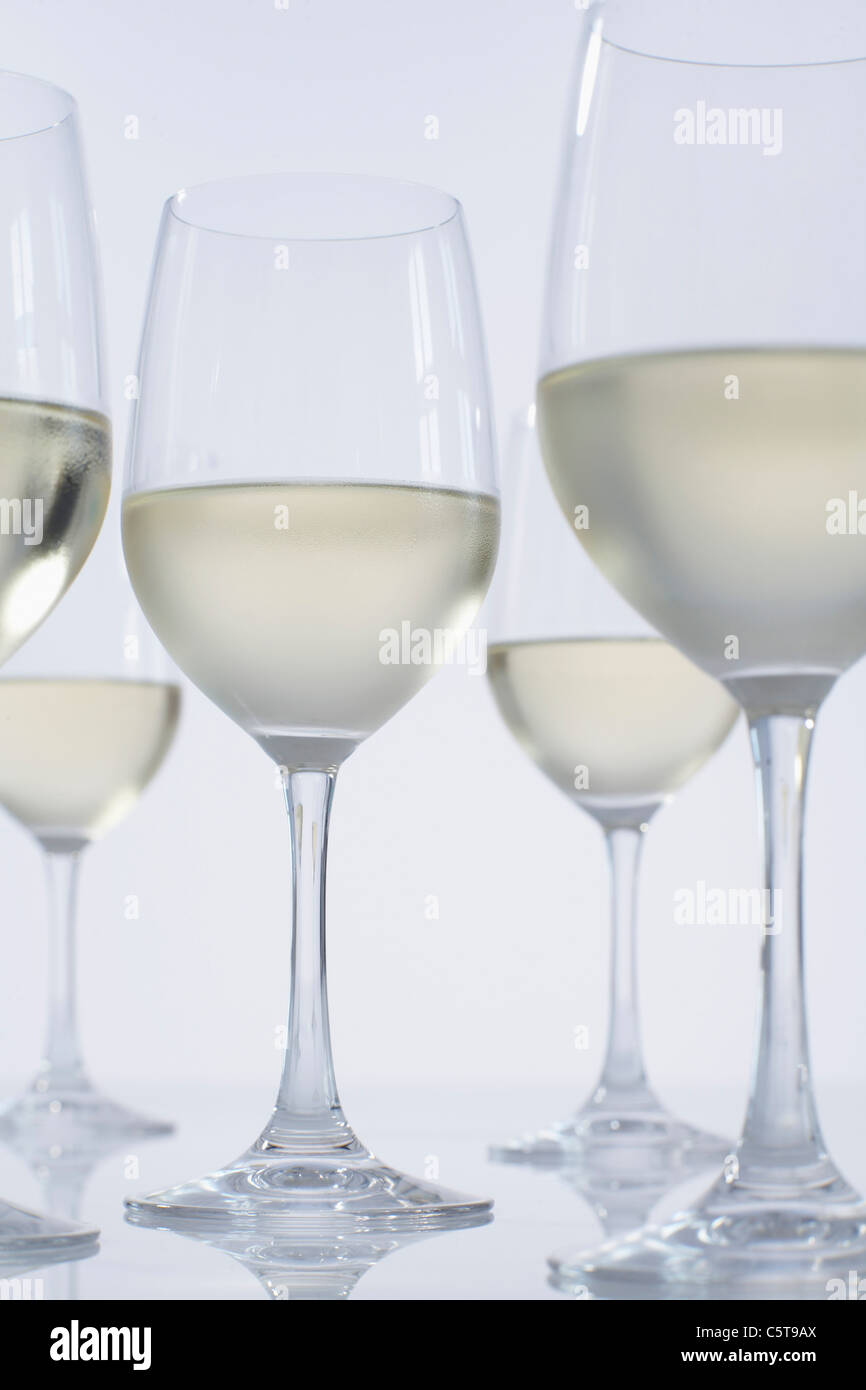 Vino bianco bicchieri riempiti con vino bianco Foto Stock