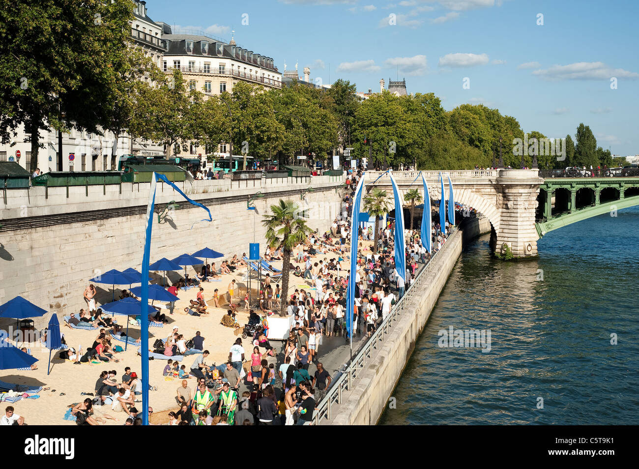 Parigi, Francia ago 2011 - Le persone che si godono la spiaggia artificiale durante l'estate "Paris Plage' dell'evento sulle banchine del fiume Senna. Foto Stock