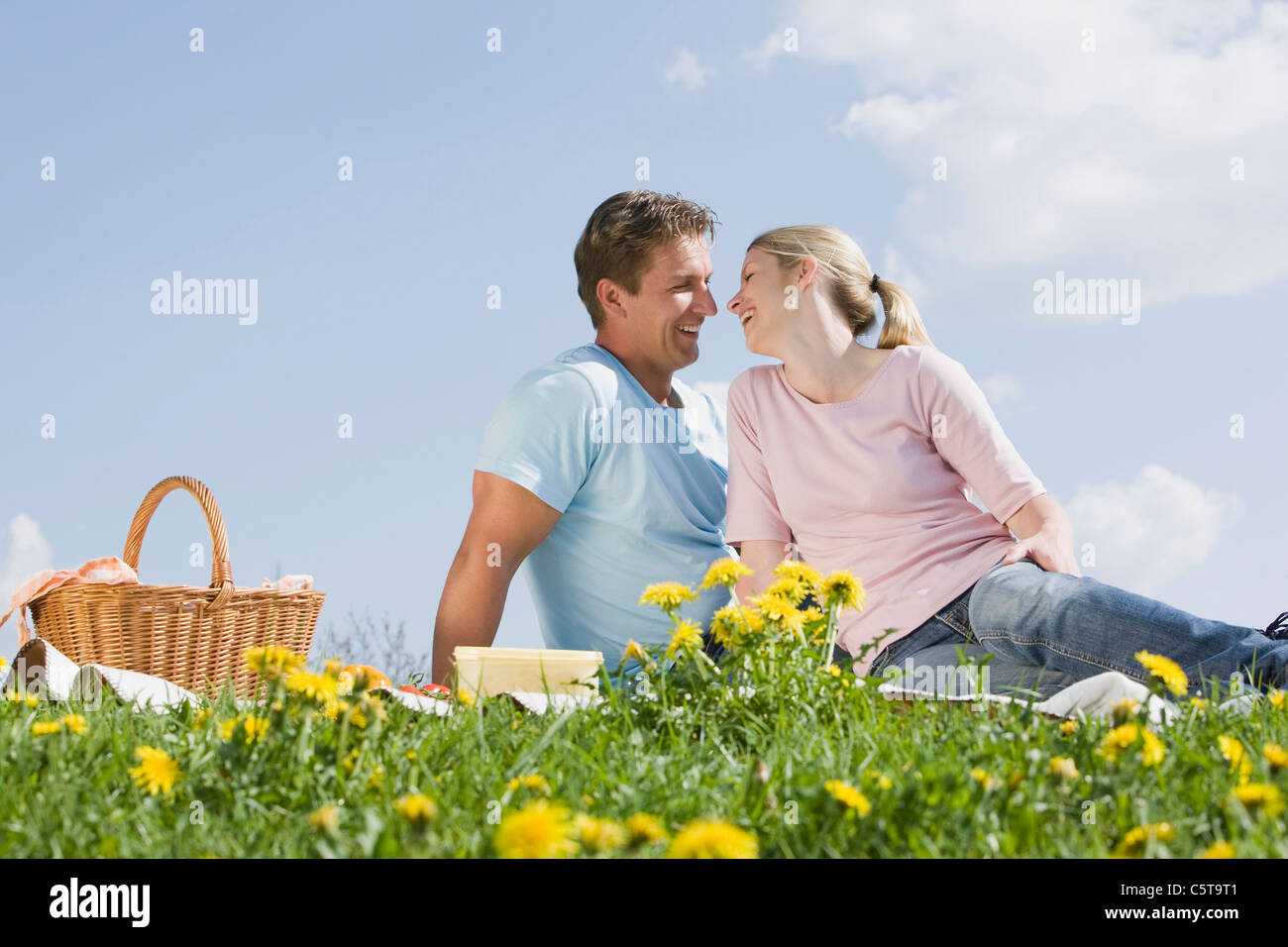 In Germania, in Baviera, Monaco di Baviera, coppia giovane avente picnic, sorridente, ritratto Foto Stock