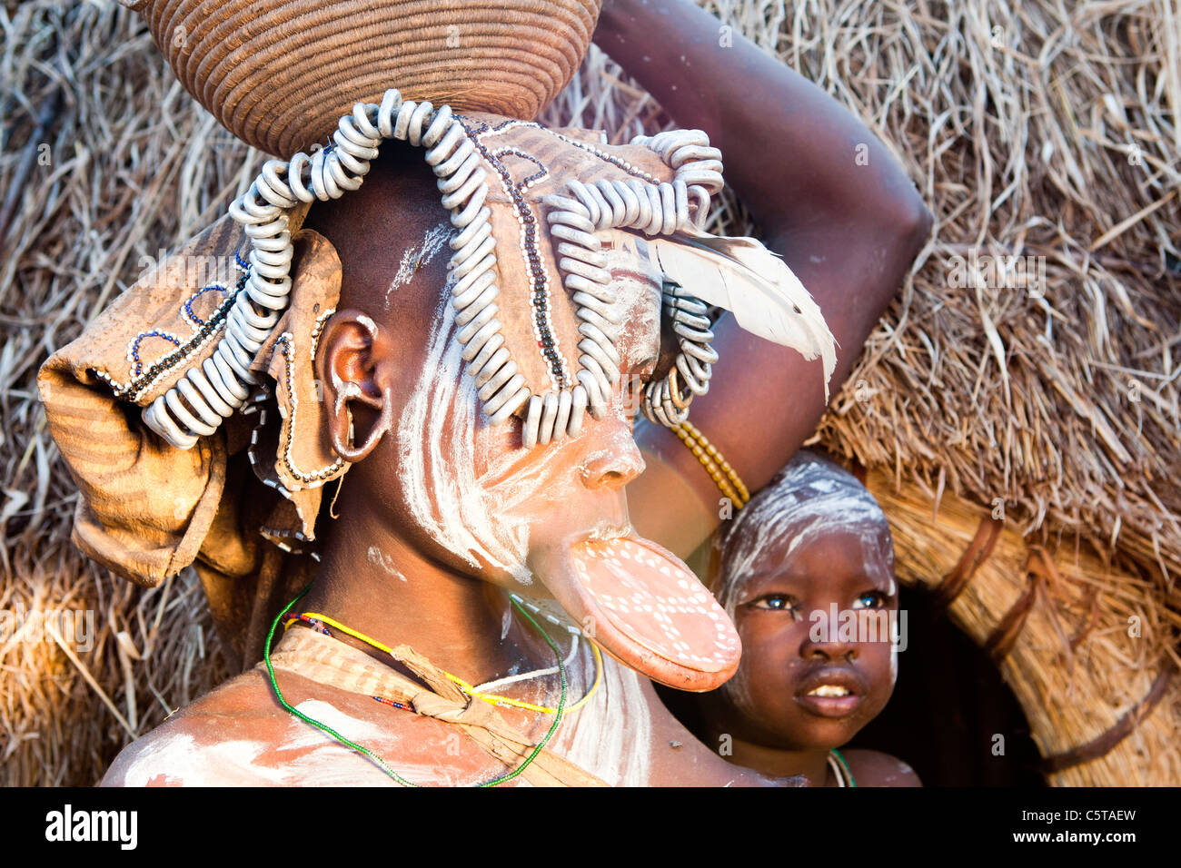 Un Mursi tribeswoman indossando un tradizionale labbro di piastra nella bassa valle dell'Omo, l'Etiopia meridionale, Africa. Foto Stock