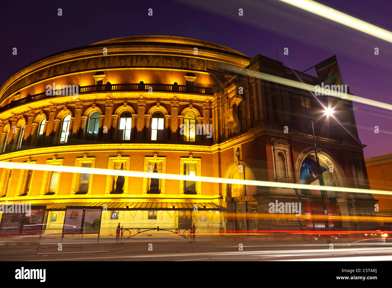Royal Albert Hall al tramonto con luci London REGNO UNITO Foto Stock