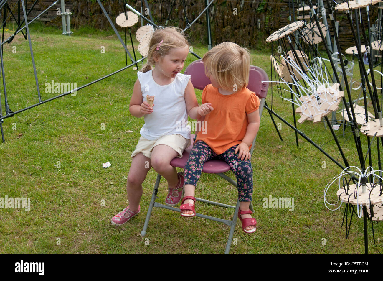 Due i bimbi a parlare al porto Eliot Festival Letterario San tedeschi Cornwall Regno Unito Foto Stock