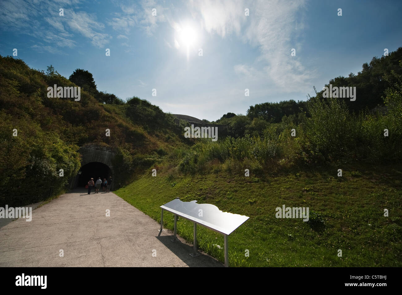 I turisti di entrare nel bunker sotterraneo di La Coupole V2 sito razzo vicino a St Omer nel nord della Francia Foto Stock