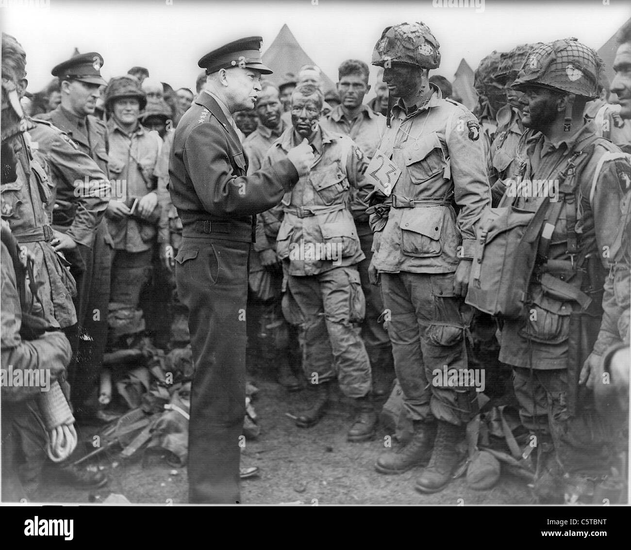 D-DAY 1944. Gen. Dwight Eisenhower a Greenham Common, Berkshire, 5 giugno 1944 con paracadutisti statunitensi Foto Stock