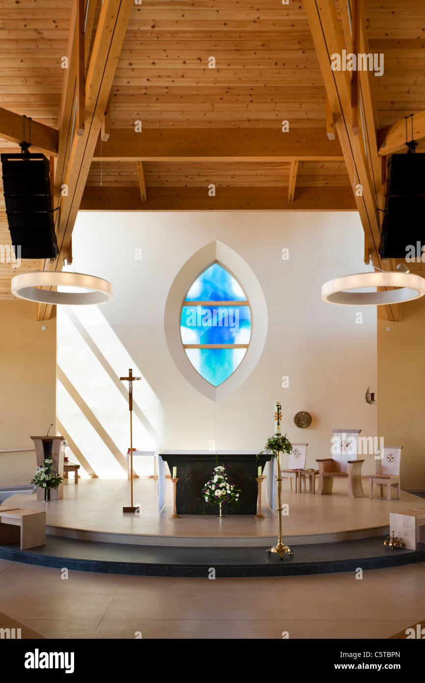 Altare e le vetrate colorate nella chiesa moderna Foto Stock