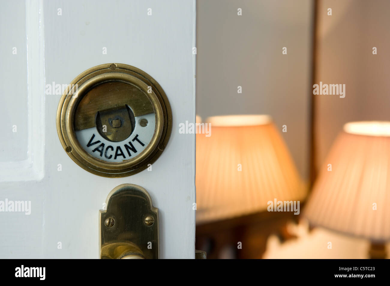 In ottone antico bagno serratura della porta e 'VACANTE' firmare Foto Stock