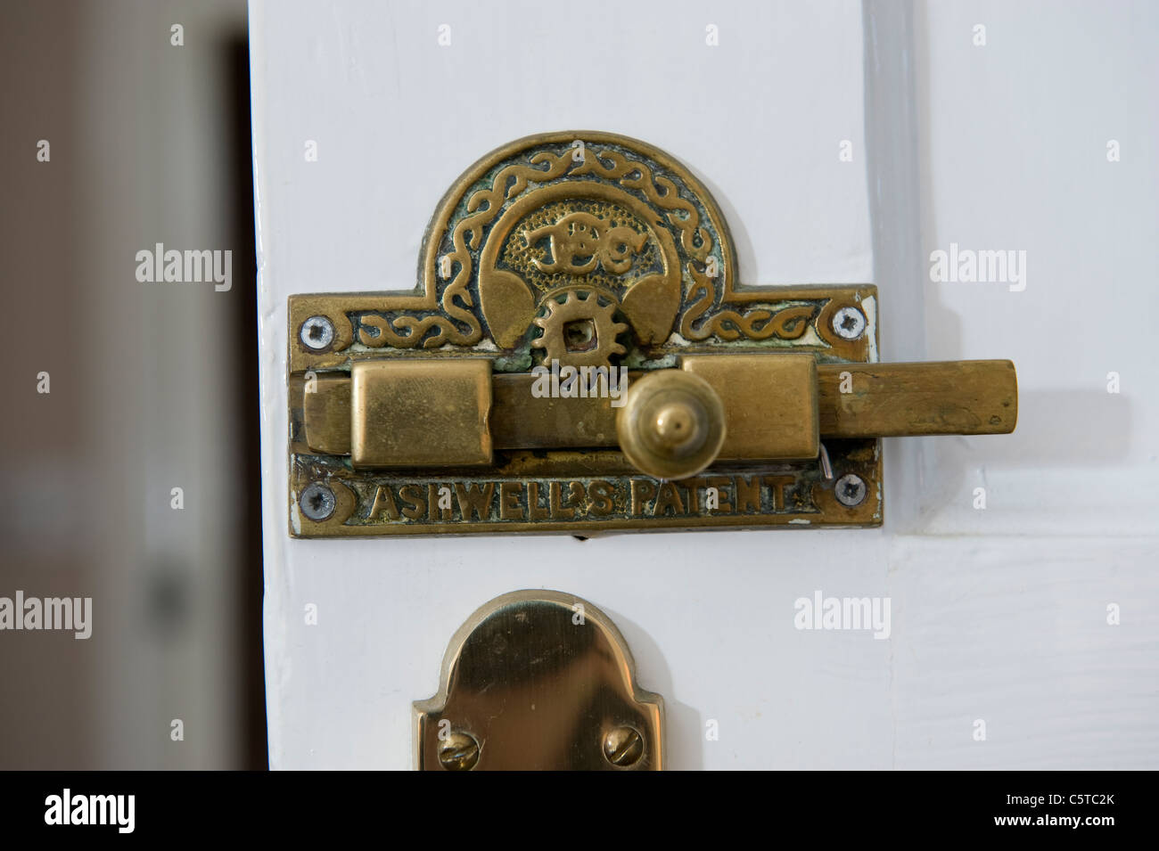 In ottone antico bagno serratura della porta e 'VACANTE' firmare Foto Stock
