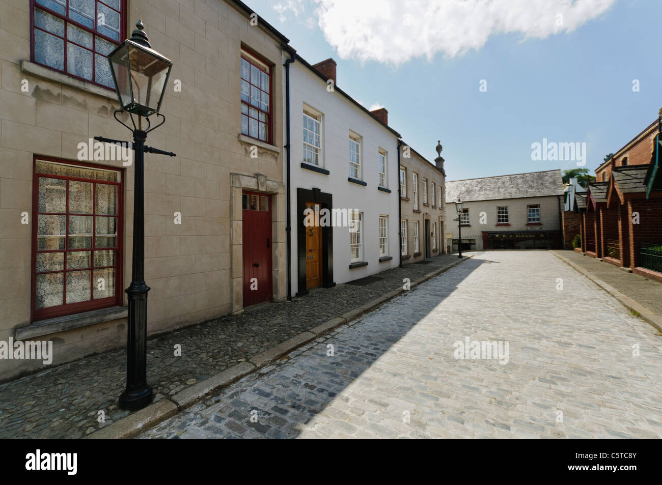 Strada di ciottoli in un irlandese cittadina in stile vittoriano presso l'Ulster Folk Park Museum Foto Stock