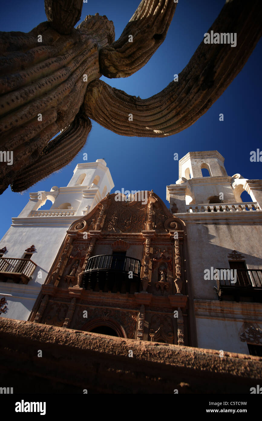 Il Cactus di fronte alla Missione di San Xavier del Bac, Tucson, Arizona Foto Stock