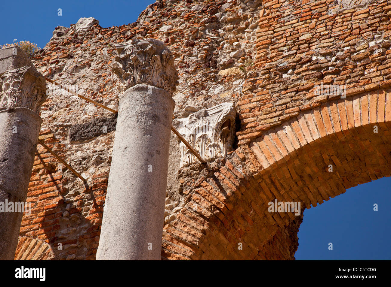 Le rovine del Teatro Greco (Teatro Greco) di Taormina, Sicilia, Italia Foto Stock