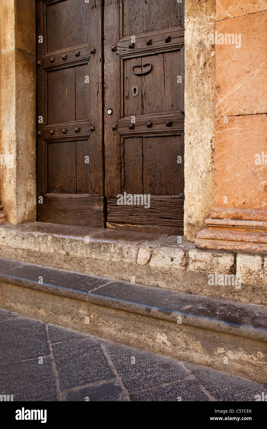 Ben indossati passi e porta a casa in Taormina, Sicilia Italia Foto Stock