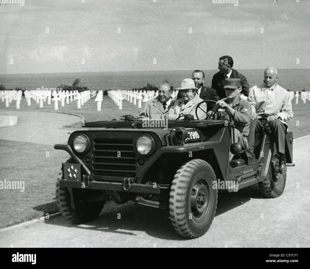 DWIGHT D. Eisenhower (1890-1969) ri-visitare il francese D-Day zone di sbarco per un documentario TV nei tardi anni sessanta Foto Stock