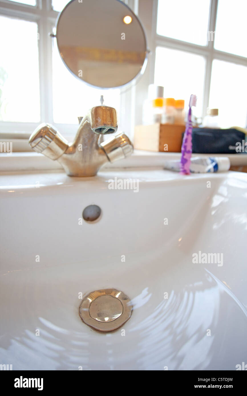 Il lavandino del bagno piena di acqua Foto Stock