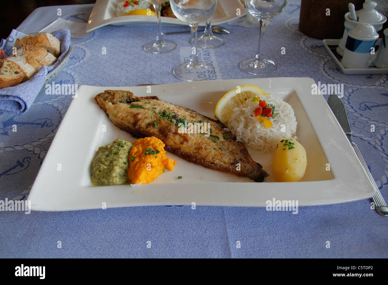 Pesci, suola, il menu del ristorante. Una piastra della suola sul ristorante tavola (Normandia, Francia). Foto Stock