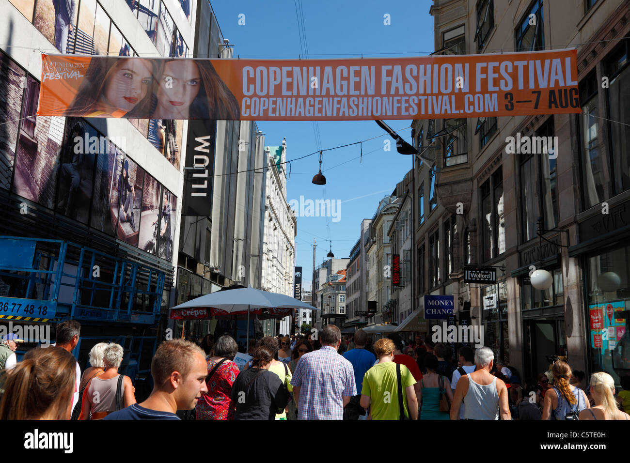 Strøget con un banner pubblicitari il Copenhagen Fashion Festival nella città di Copenhagen, Danimarca. Street view. Foto Stock