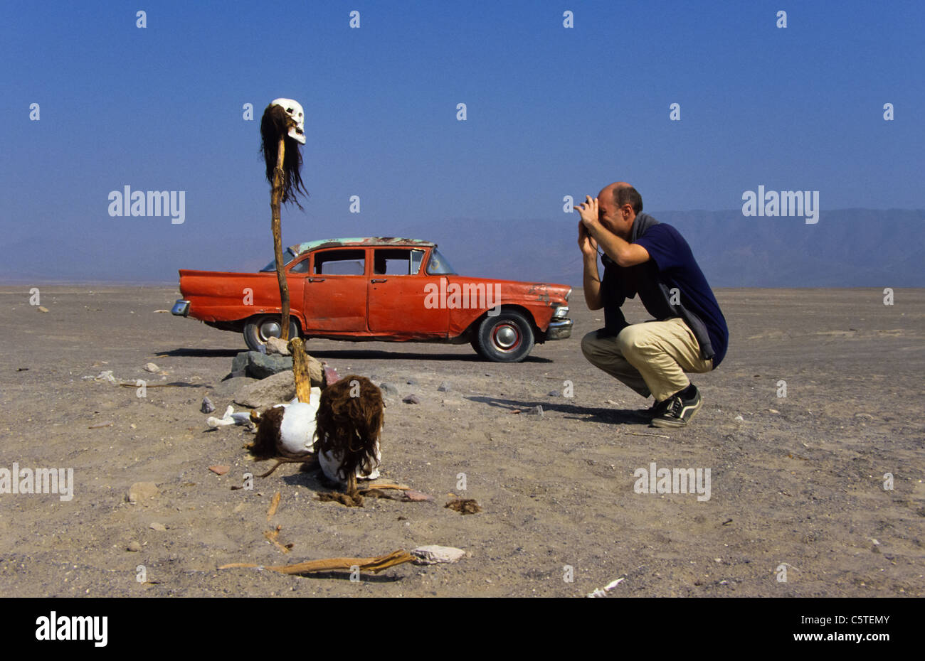 Fotografare turistico inka mummie al di fuori del vecchio reed vettura americana Foto Stock