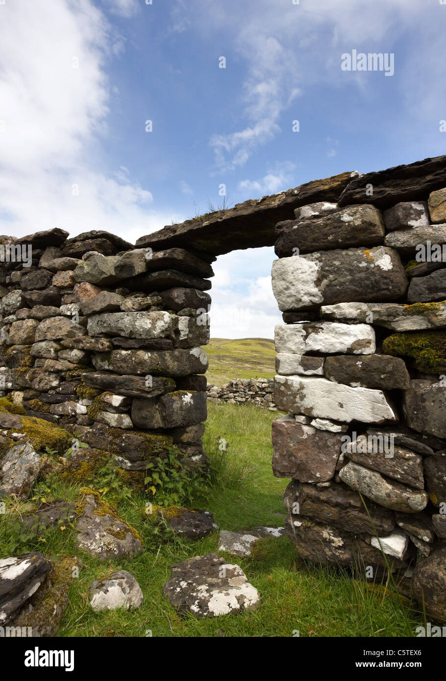 Portale in pietra della rovina dei vecchi croft edificio, Boreraig, Isola di Skye, Scotland, Regno Unito Foto Stock