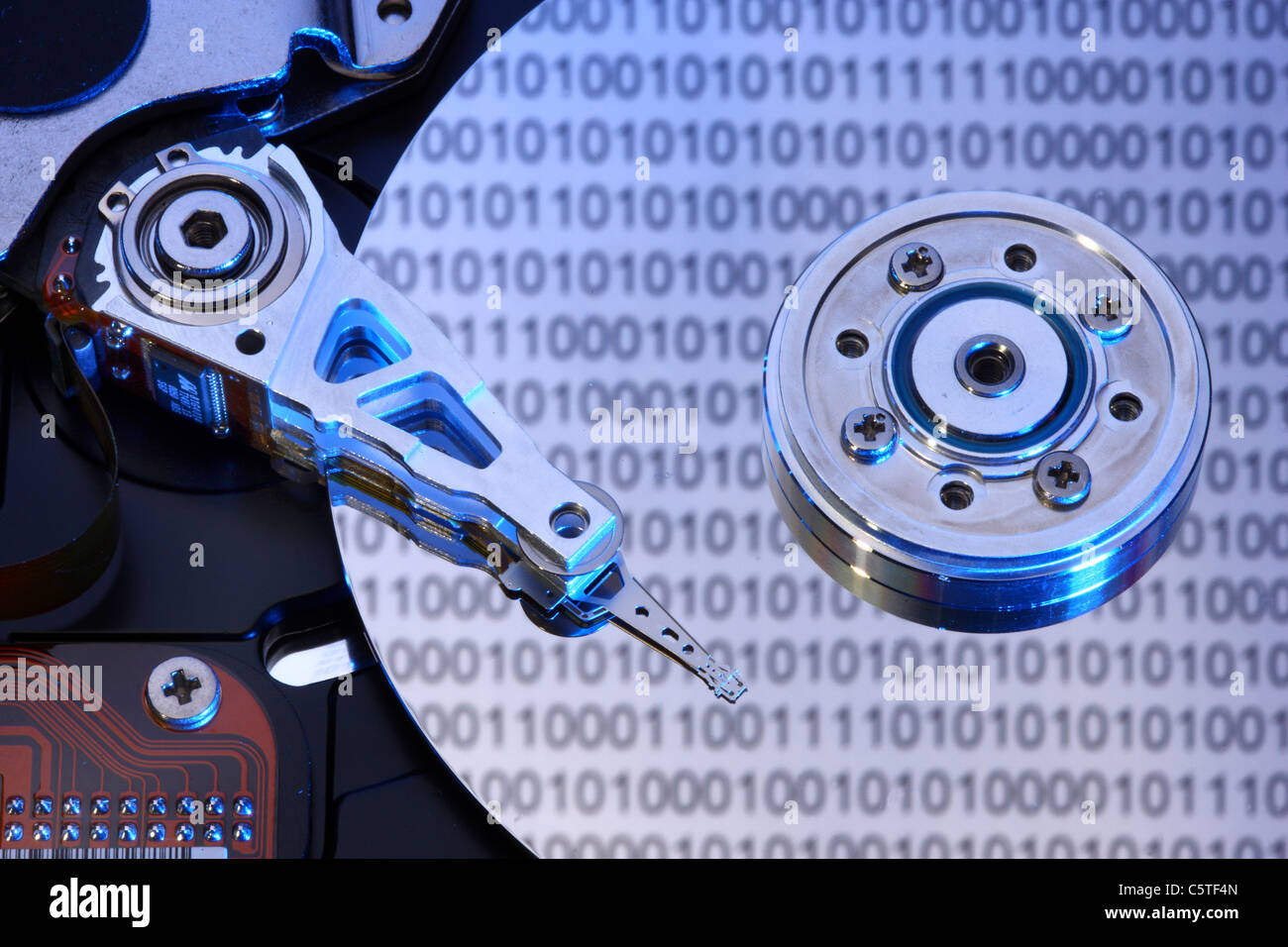 Unità disco rigido del computer, aperto, scrittura/lettura di testa e disco rigido. Codice binario i numeri sono riflettendo sul disco rigido. Simbolo. Foto Stock