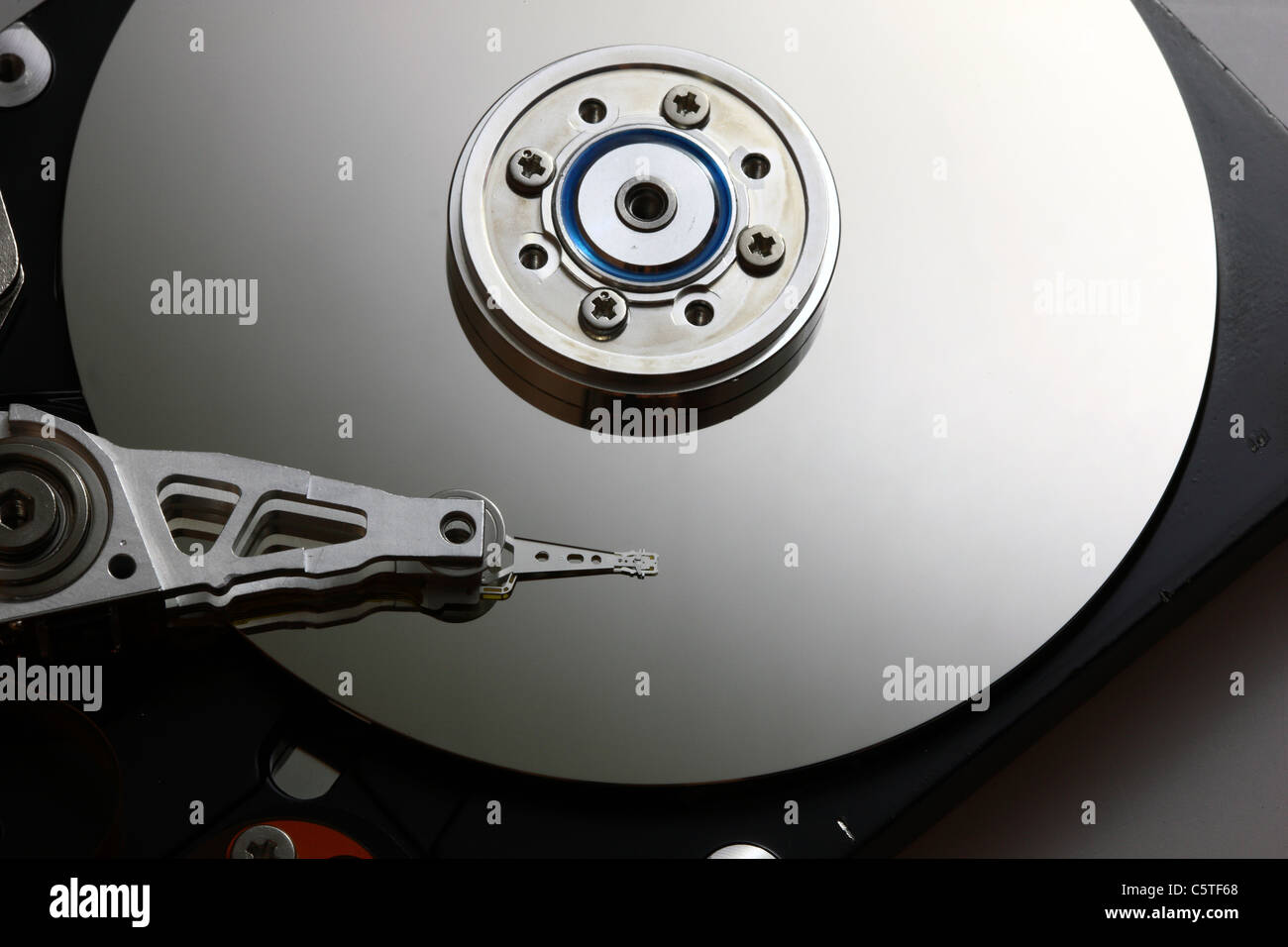 Unità disco rigido del computer, aperto, testina di lettura/scrittura e disco rigido. Foto Stock