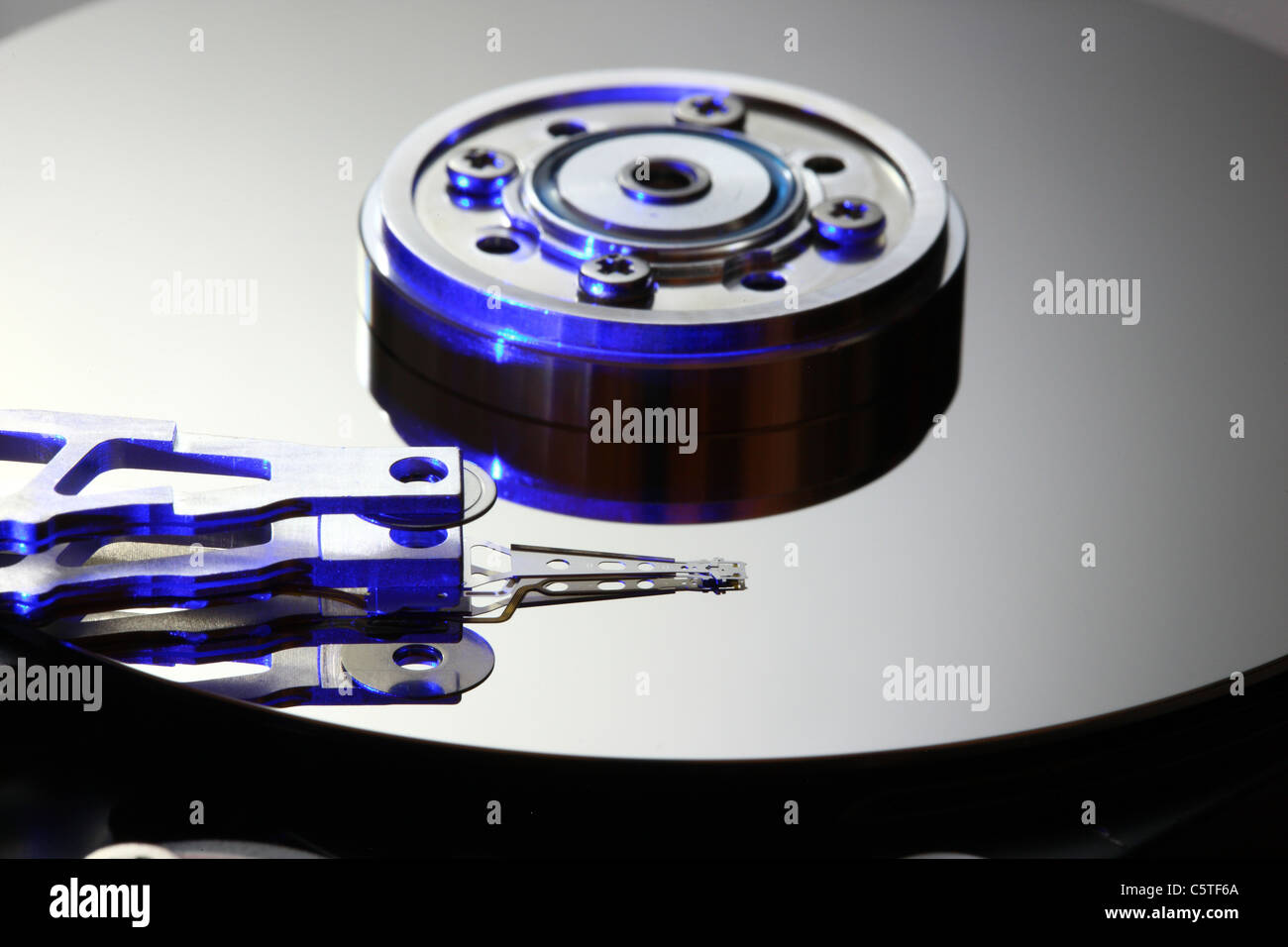 Unità disco rigido del computer, aperto, testina di lettura/scrittura e disco rigido. Foto Stock