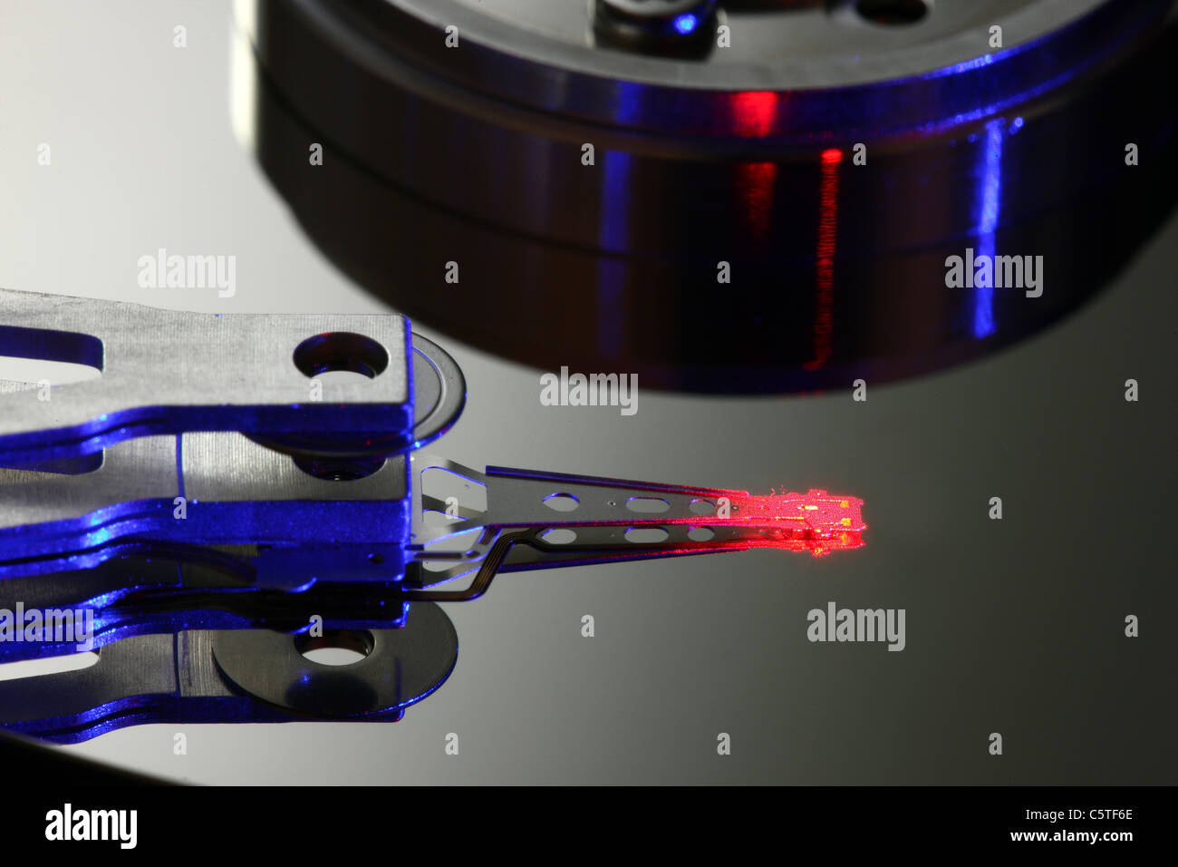 Unità disco rigido del computer, aperto, testina di lettura/scrittura e disco rigido. Foto Stock