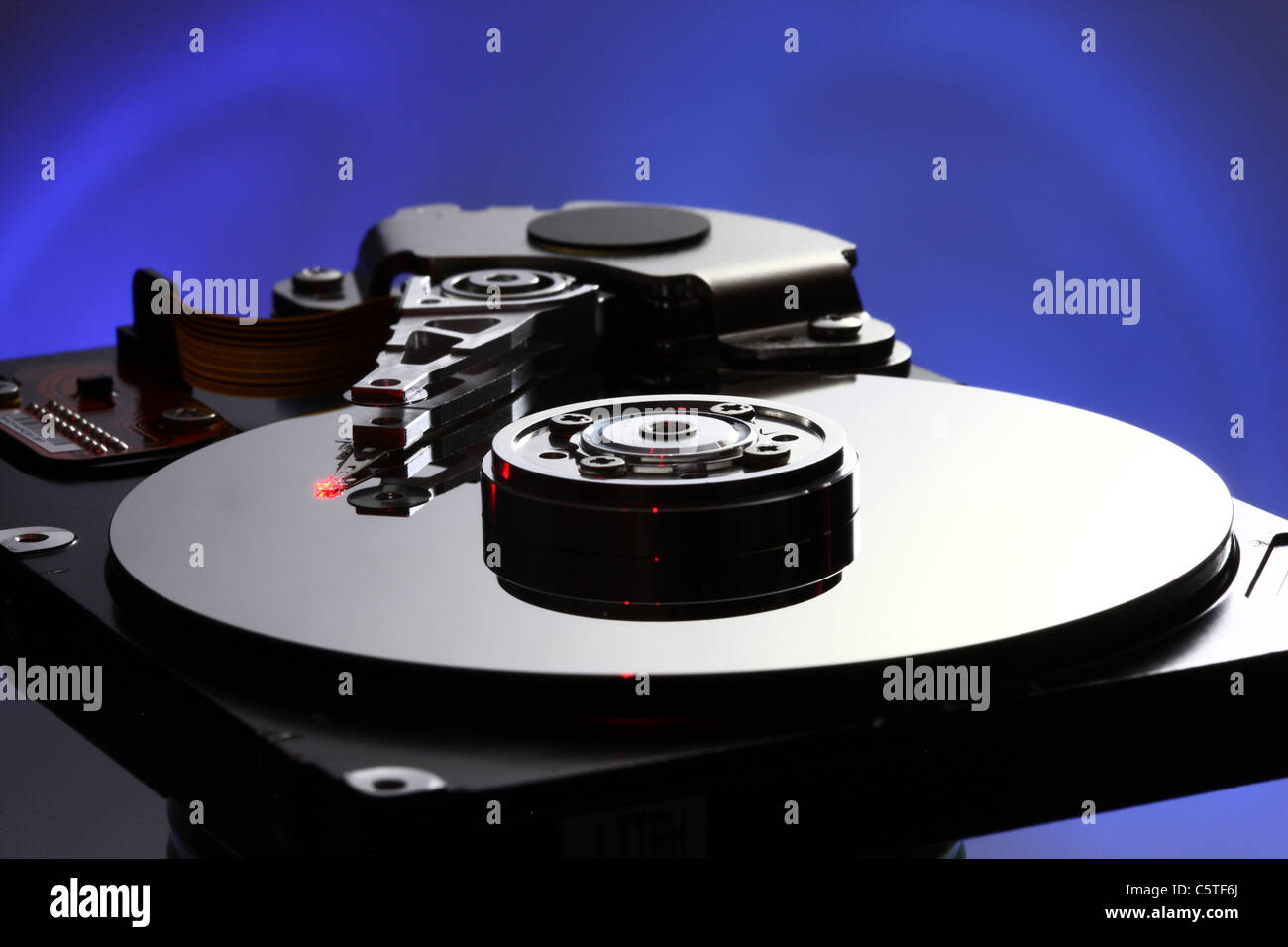 Unità disco rigido del computer, aperto, testina di lettura/scrittura e disco rigido. Foto Stock